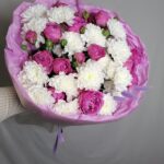 Авторский букет из кустовых пионовидных роз и белых хризантем в оформлении