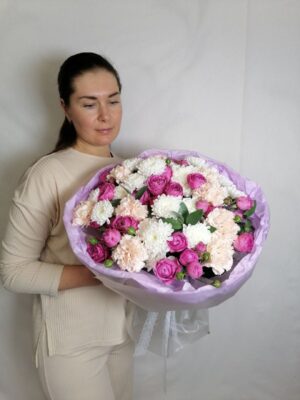 Авторский букет из кустовых хризантем, пионовидных роз и диантусов в оформлении — изображение 3