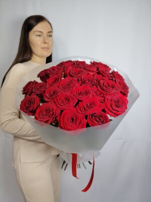 Букет из 29 красных роз в оформлении — изображение 3