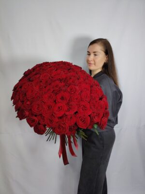 Премиум букет из 101 высокой красной розы — изображение 2