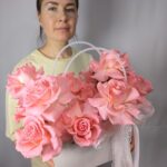 Композиция из французских роз в стильной сумочке