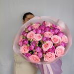 Авторский букет из роз Софи Лорен и пионовидных кустовых роз