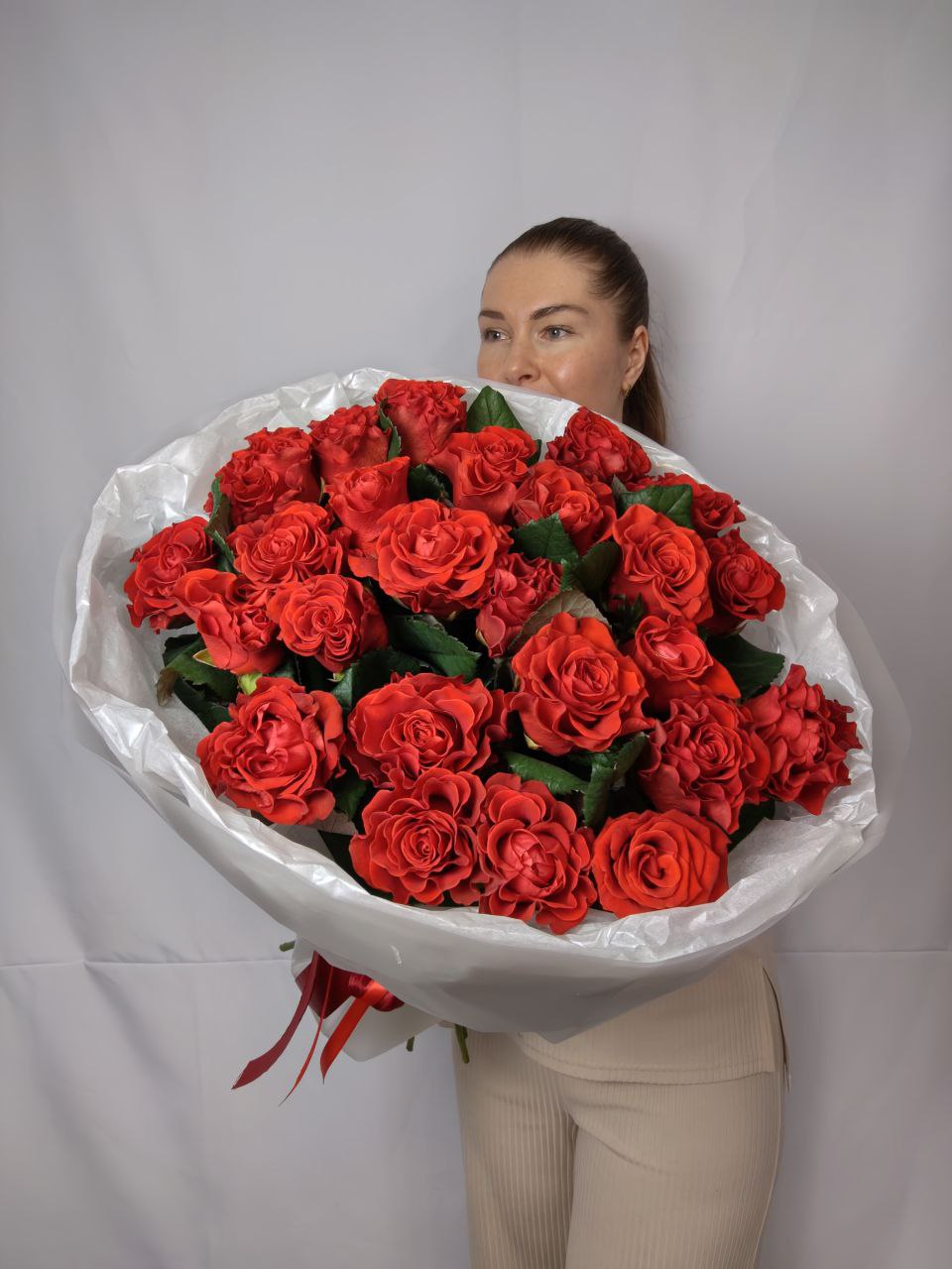 photo_5255784573298217868_y Букет из 25 кудрявых красных роз в оформлении — изображение 1