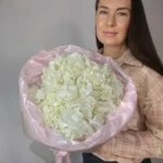 Нежный букет из белых гортензий