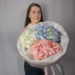 Милый букет из разноцветных гортензий